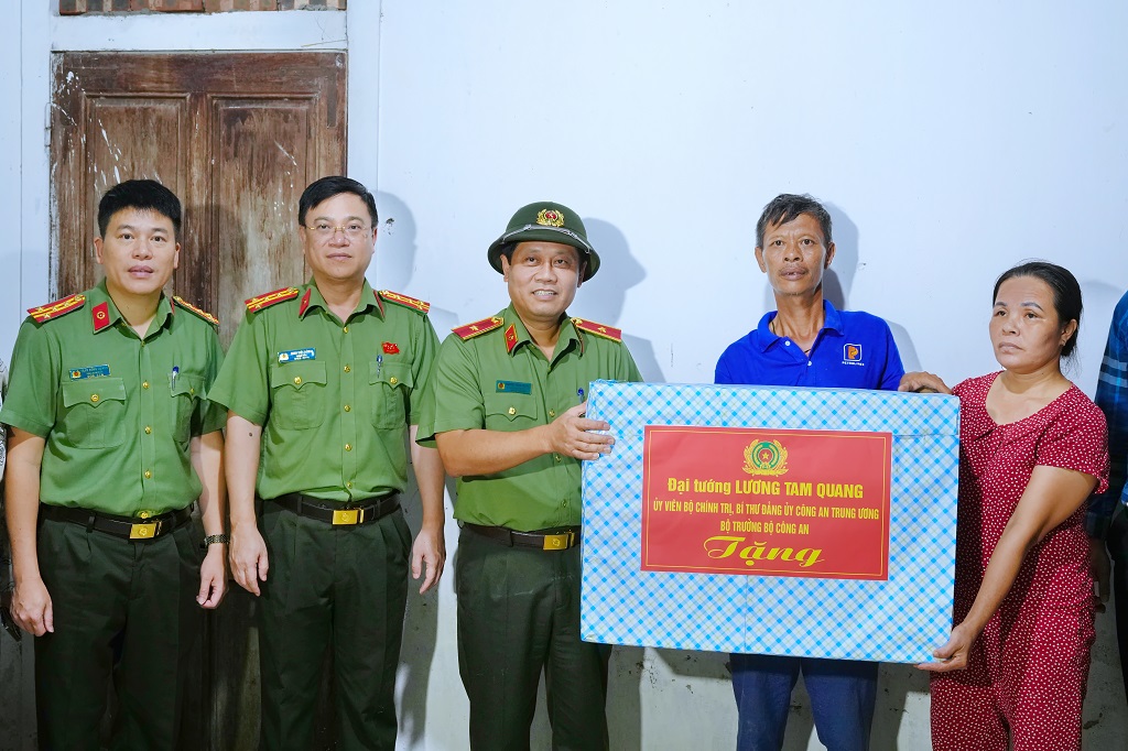 Đoàn công tác đã trao quà của cá nhân đồng chí Đại tướng Lương Tam Quang - Ủy viên Bộ Chính trị, Bí thư Đảng ủy Công an Trung ương, Bộ trưởng Bộ Công an cho gia đình ông Võ Sỹ Lương