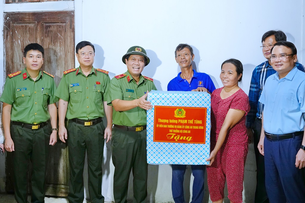 Đoàn công tác trao tặng quà của cá nhân đồng chí Thượng tướng Phạm Thế Tùng - Ủy viên Ban Thường vụ Đảng ủy Công an Trung ương, Thứ trưởng Bộ Công an tặng quà cho gia đình ông Võ Sỹ Lương