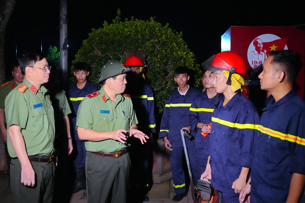 Đoàn công tác động viên cán bộ, chiến sĩ đang làm nhiệm vụ khắc phục hậu quả do cơn bão số 5 gây ra trong khuôn viên khu di tích đặc biệt Kim Liên