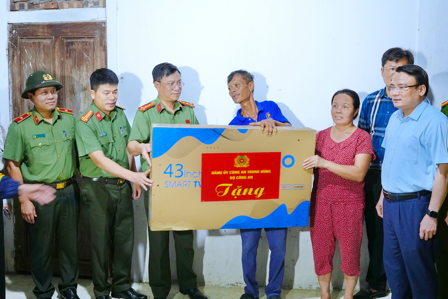 Đoàn công tác tặng quà của Đảng ủy Công an Trung ương cho 