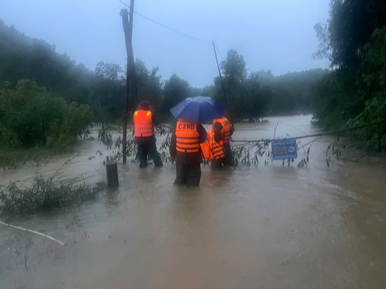 Công an xã Nghĩa Hành ( tỉnh Nghệ An) nỗ lực sử dụng phương tiện hỗ trợ, đưa sản phụ ra khỏi khu vực nguy hiểm và kịp thời chuyển đến bệnh viện trong tối ngày 27/8