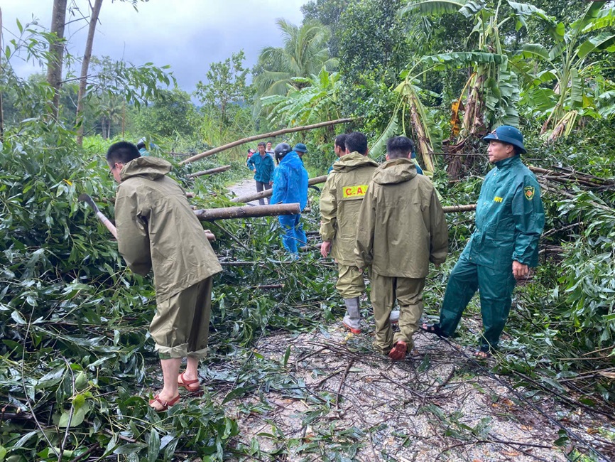 Ngay sau khi bão số 5 đi qua, lực lượng Công an xã đã có mặt giúp đỡ người dân khắc phụ hậu quả mưa lũ