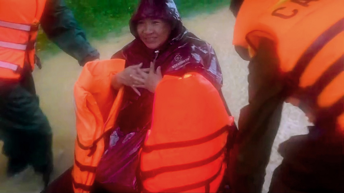 Sản phụ Nguyễn Thị Hạnh được lực lượng Công an xã Nghĩa Hành hỗ trợ đưa tới bệnh viện