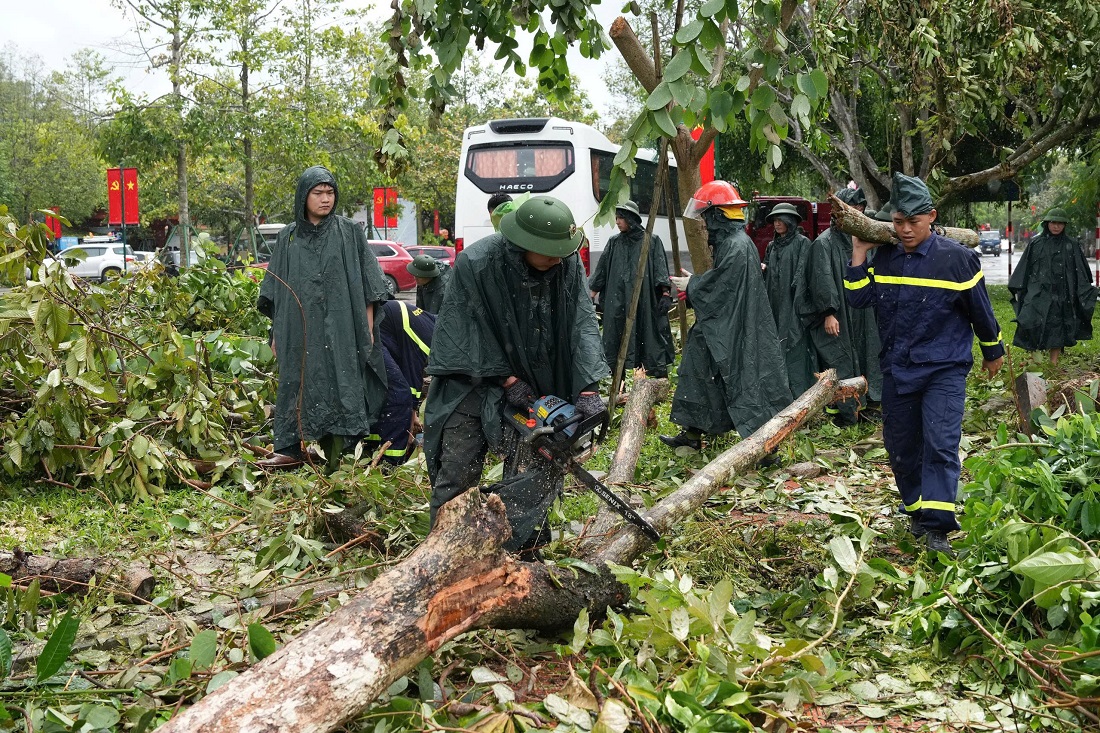 Cán bộ, chiến sỹ đoàn viên thanh niên Công an Nghệ An đã có mặt khắc phục hậu quả sau bão tại Khu di tích Kim Liên tại xã Kim Liên