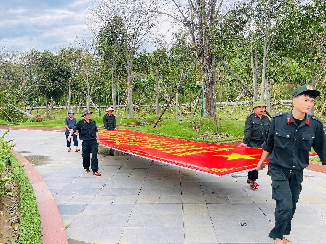 Đoàn viên thanh niên Công an Nghệ An khắc phục hậu quả thiên tai ngay sau bão tại khu vực Quảng Trường Hồ Chí Minh