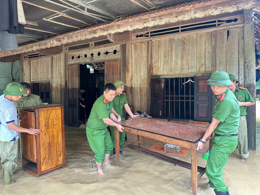 Cán bộ, chiến sỹ đoàn thanh niên Công an cơ sở giúp đỡ, người dân khắc phục hậu quả sau mưa lũ