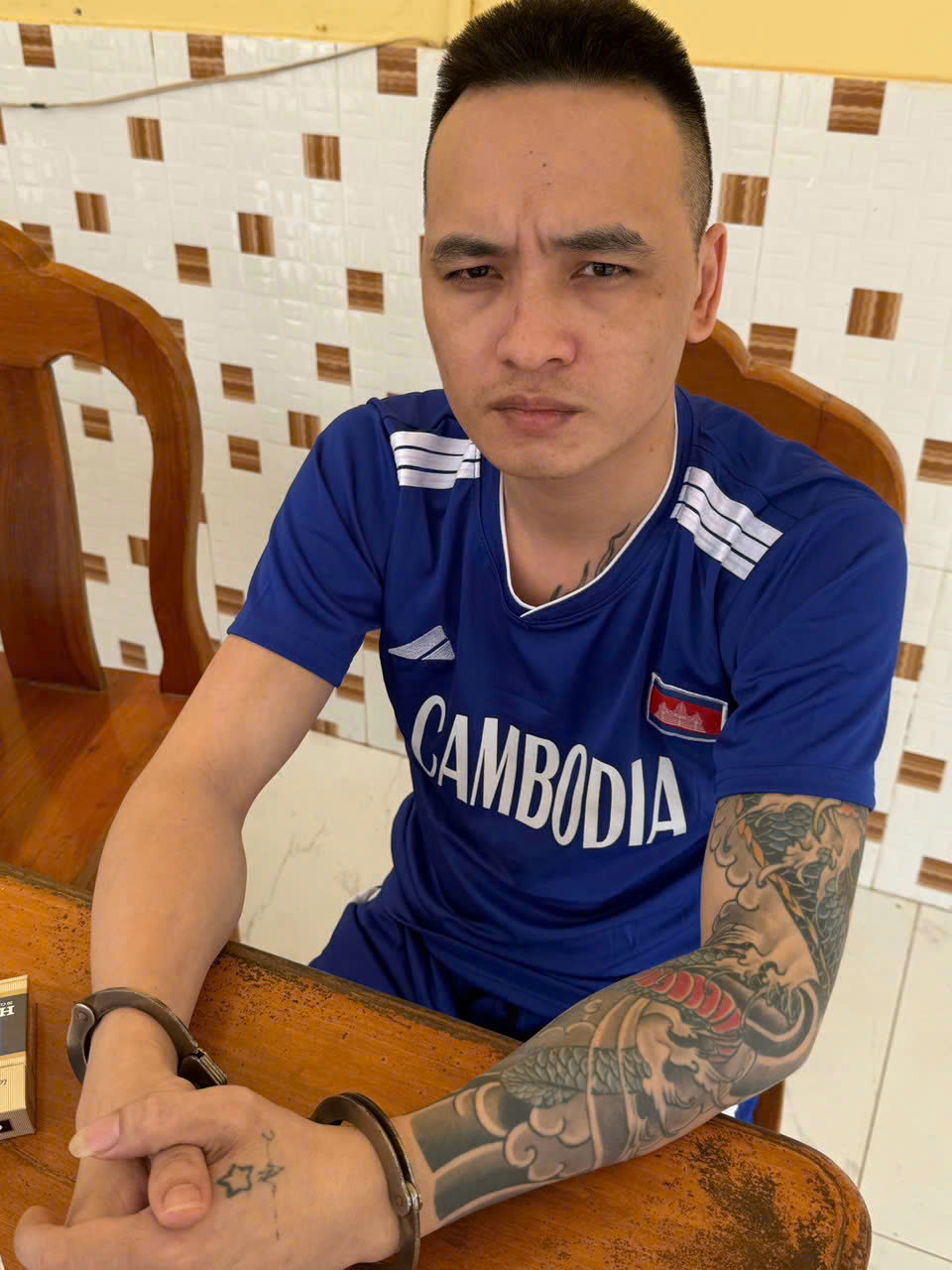 Đối tượng cầm đầu băng nhóm giả danh cán bộ tư pháp lừa đảo khi đang lẩn trốn tại Campuchia, Lê Minh Dũng