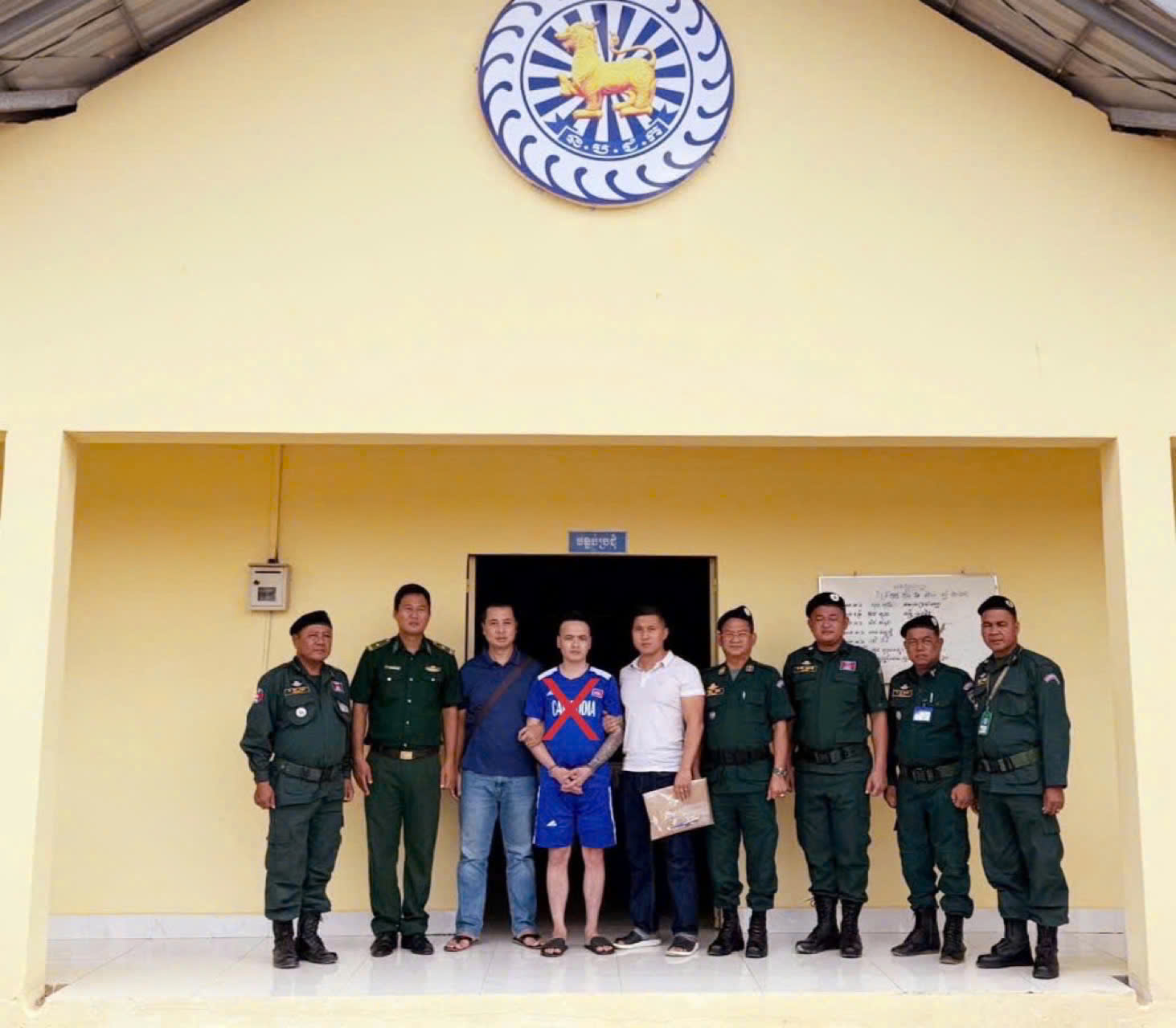 Đối tượng Lê Minh Dũng (X) bị Phòng Cảnh sát hình Công an Nghệ An chủ trì, phối hợp các đơn vị liên quan bắt khi đang lẩn trốn tại Campuchia