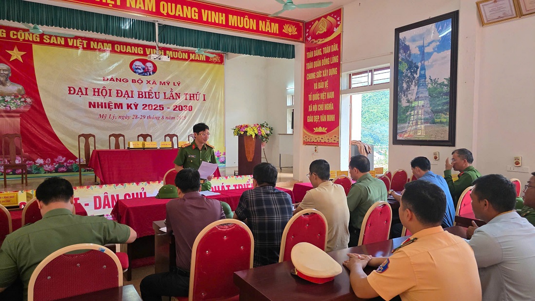 Đồng chí Đại tá Trần Ngọc Tuấn, Ủy viên Ban Thường vụ Đảng ủy, Phó Giám đốc Công an tỉnh phát biểu tại buổi làm việc