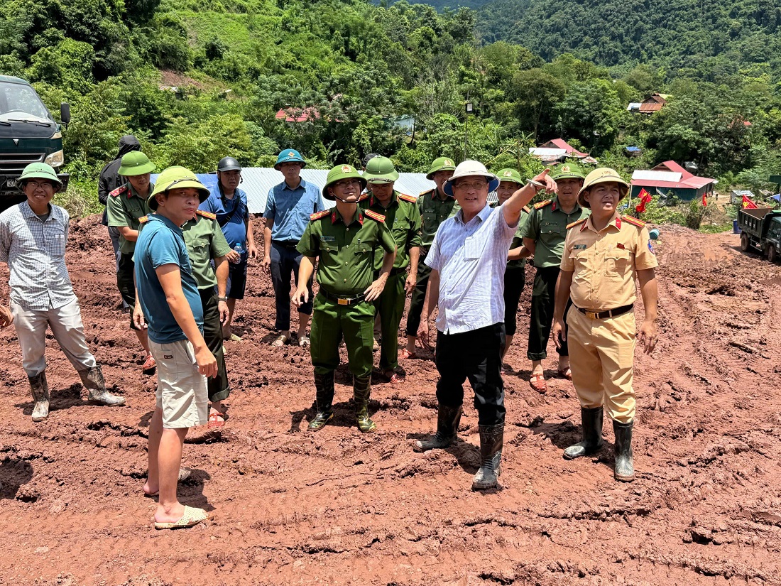 Đoàn công tác kiểm tra khu vực xây dựng Trường Phổ thông Dân tộc Bán trú Tiểu học Mỹ Lý 2