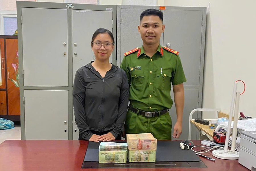Được sự hỗ trợ của Công an xã Vạn An, tỉnh Nghệ An, chị Nguyễn Thị Thùy Trang nhận lại toàn bộ số tiền 500 triệu đồng do chuyển khoản nhầm