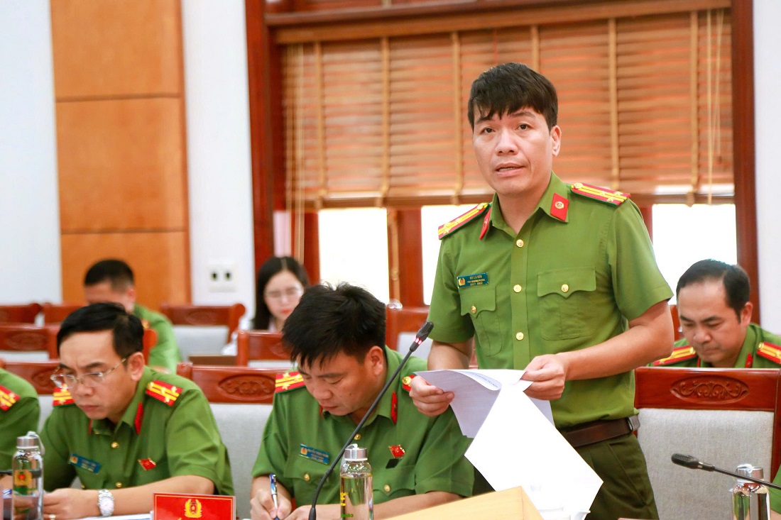 Đại diện lãnh đạo các phòng chức năng báo cáo tình hình, kết quả các mặt công tác