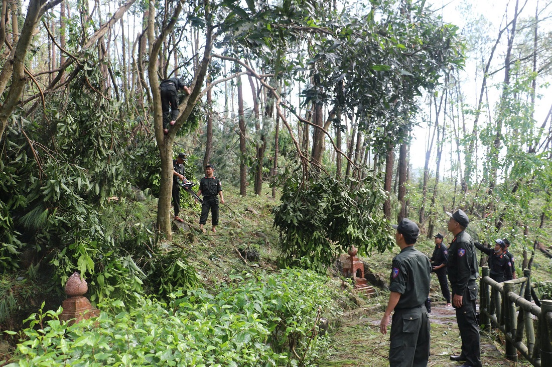 Nhiều cây gãy đổ trong khuôn viên mộ Bà Hoàng Thị Loan được cán bộ, chiến sĩ Trung đoàn Cảnh sát Cơ động Bắc Trung Bộ, Bộ Tư lệnh Cảnh sát cơ động, Bộ Công an thu dọn 