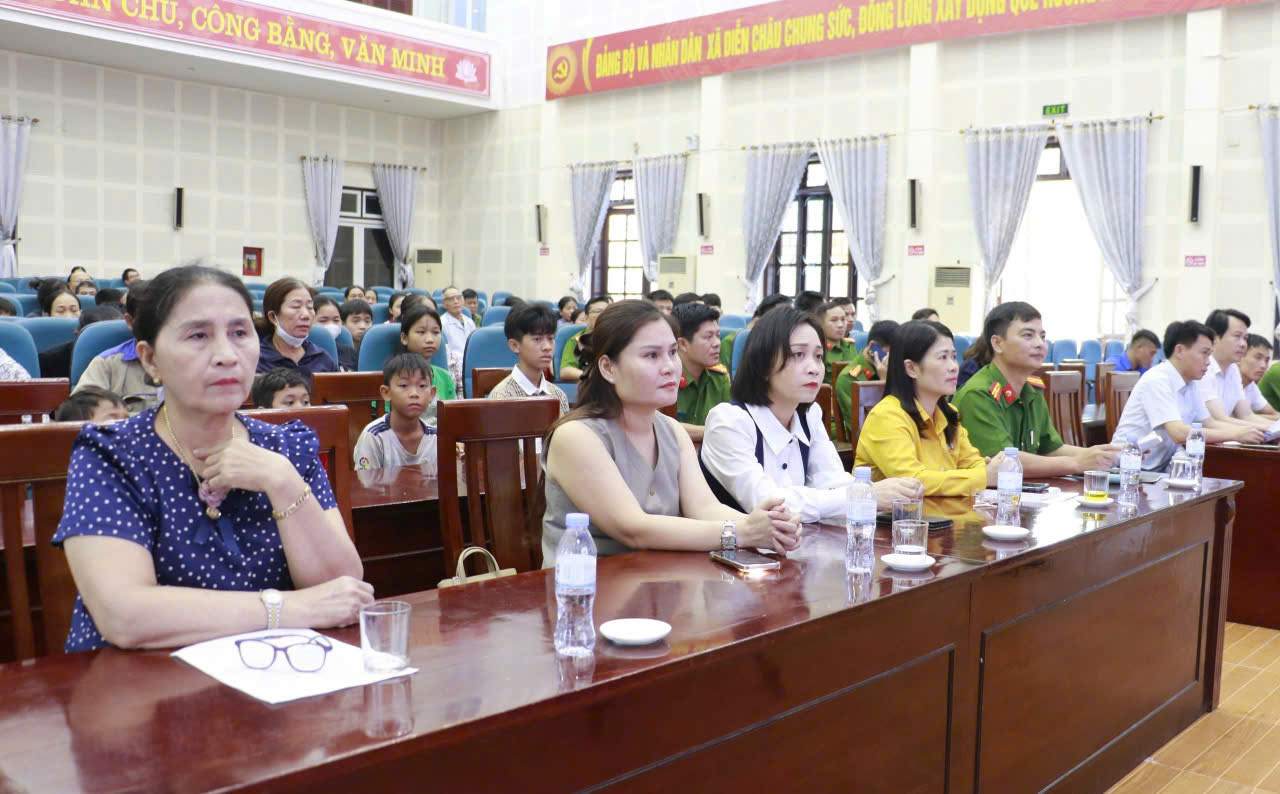 Các đại biểu tham dự chương trình