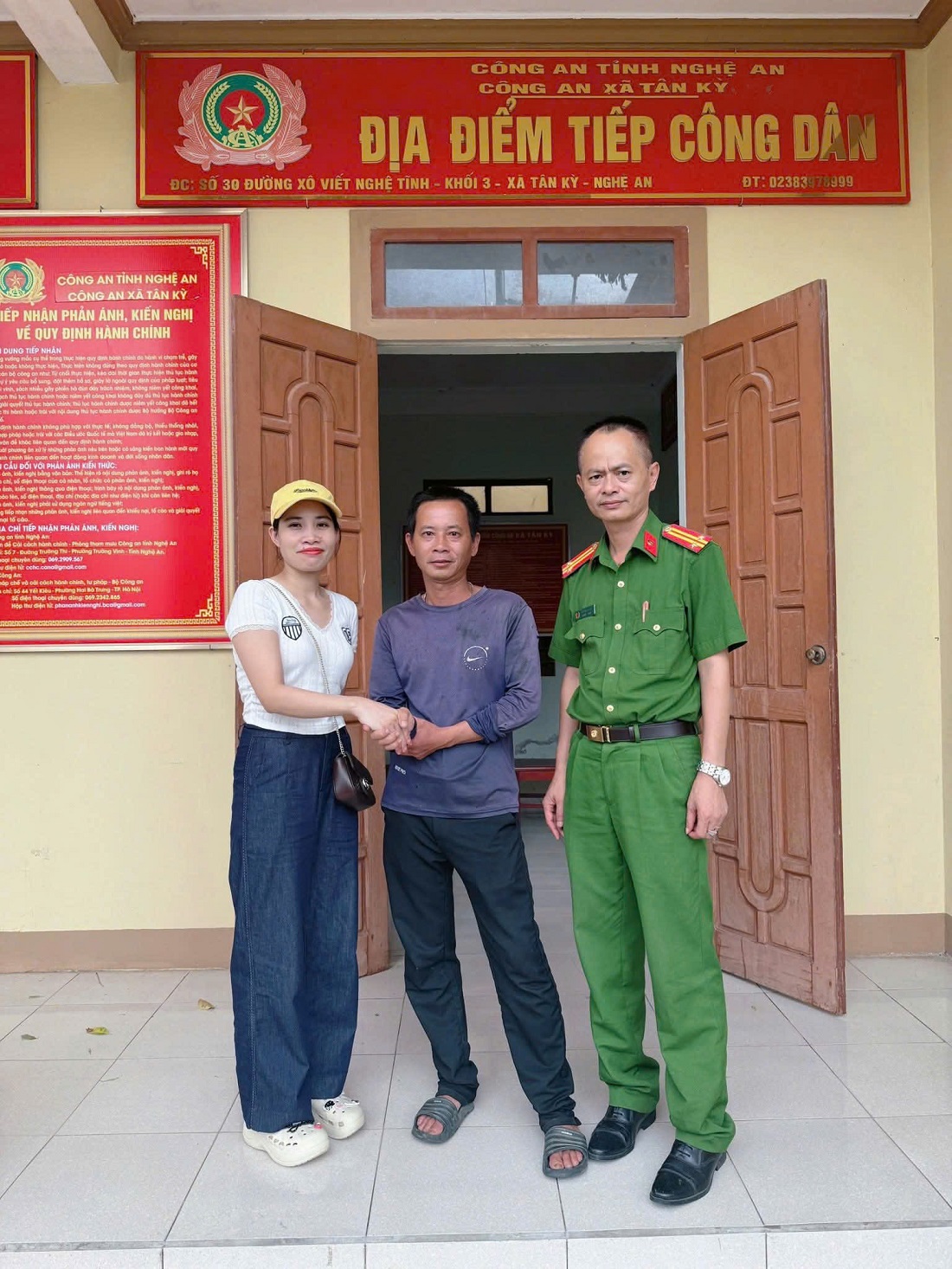 Chị Hoàng Thị Quỳnh rất cảm động trước sự hỗ trợ nhiệt tình của lực lượng Công an xã Tân Kỳ và anh Lê Văn Thiện đã giúp sớm nhận lại số tiền chuyển khoản nhầm