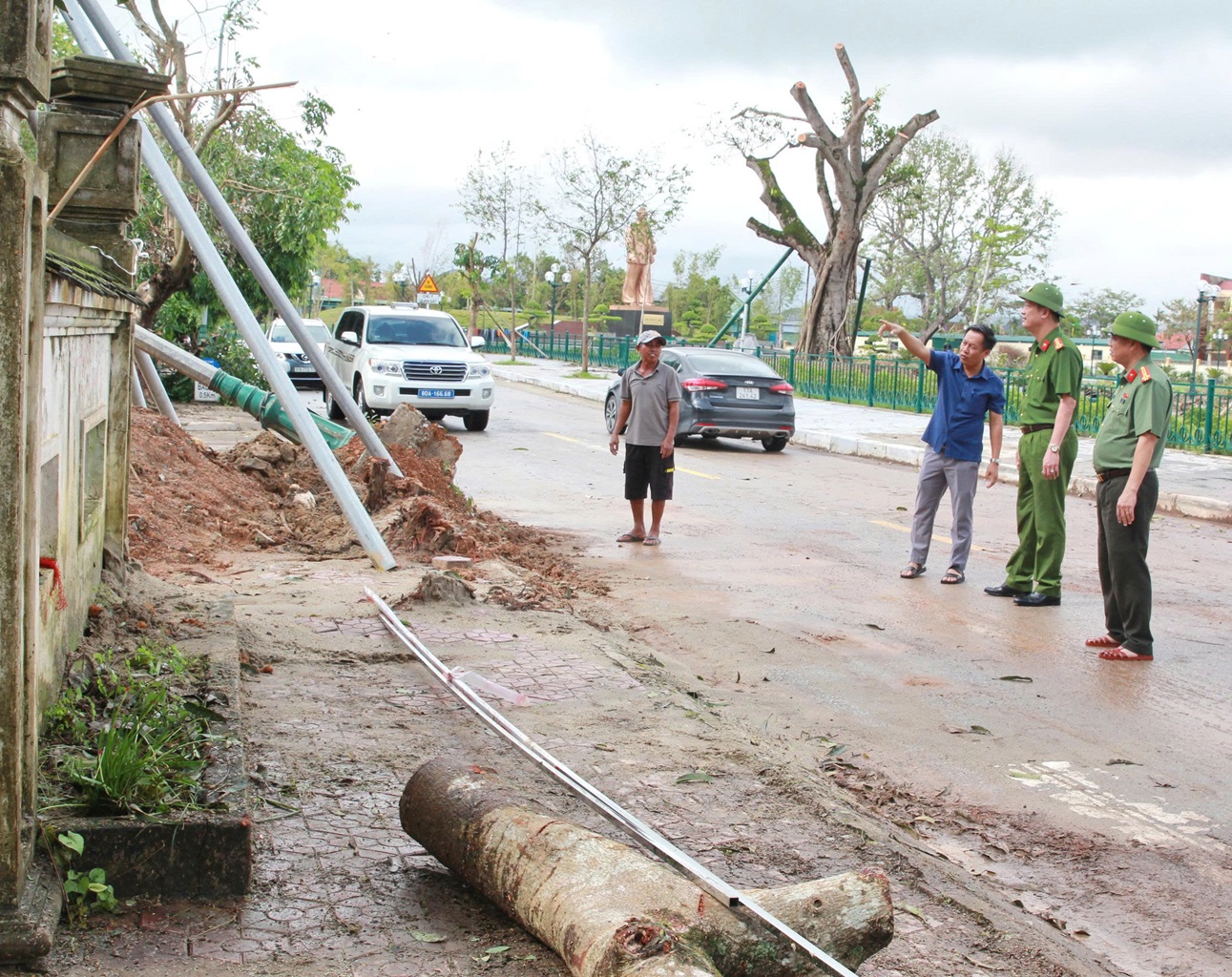 Lãnh đạo Công an tỉnh kiểm tra, chỉ đạo đẩy nhanh tiến độ khắc phục hậu quả mưa bão tại Khu Di tích Kim Liên với quyết tâm để Khu di tích kịp đón các đoàn và du khách về nguồn, tham quan trong dịp đại Lễ lơn của đất nước