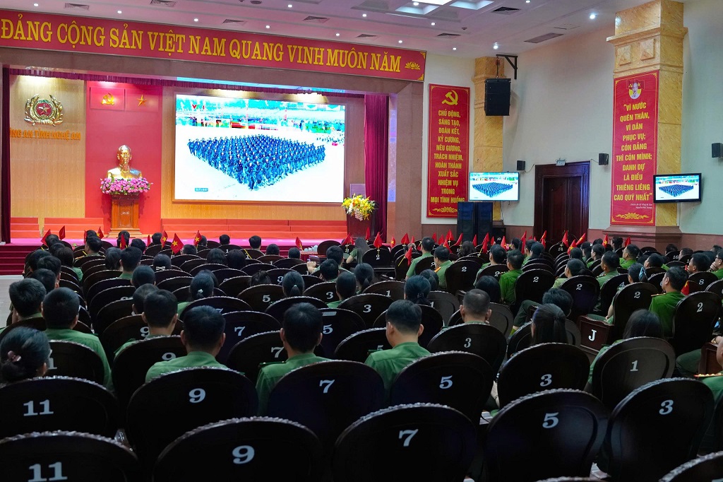 Đông đảo CBCS Công an Nghệ An tập trung theo dõi Lễ kỷ niệm 80 năm Cách mạng Tháng Tám và Quốc khánh 2/9