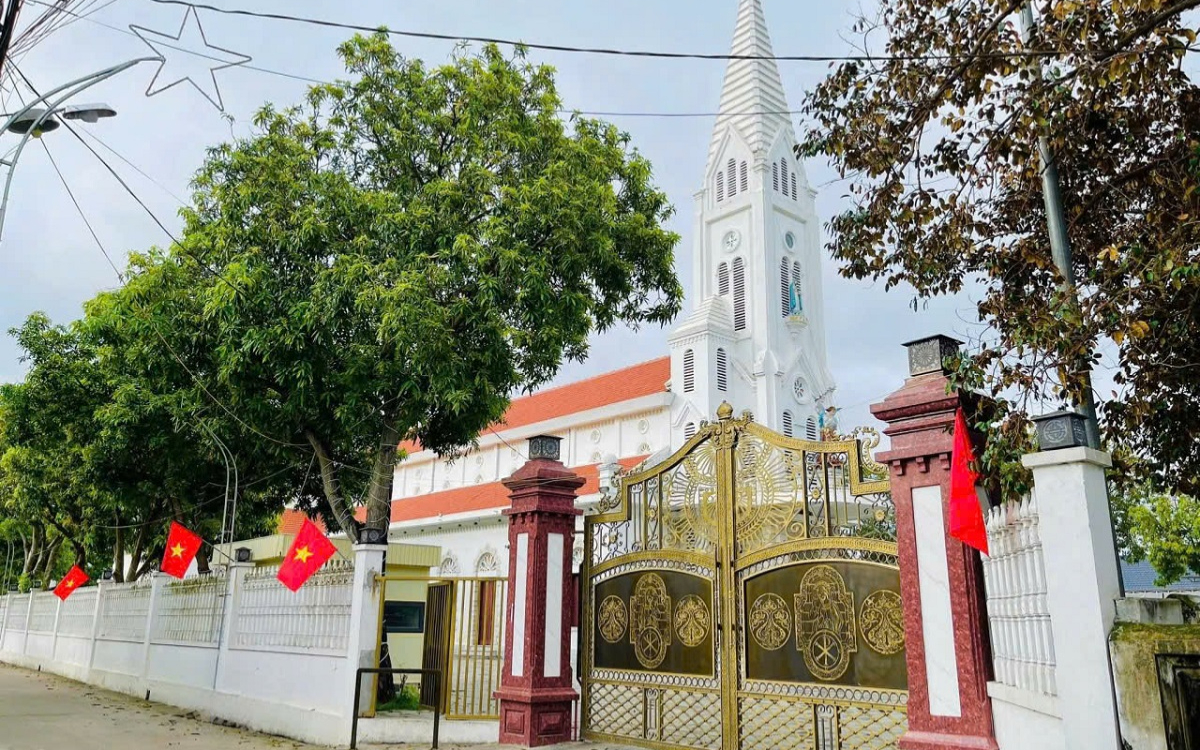 Nghệ An: Các cơ sở tôn giáo và Nhân dân treo cờ Tổ quốc mừng Quốc khánh 2/9