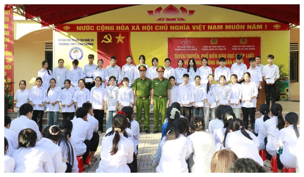 Hơn 1.500 học sinh THPT được tuyên truyền về tội phạm mua bán người