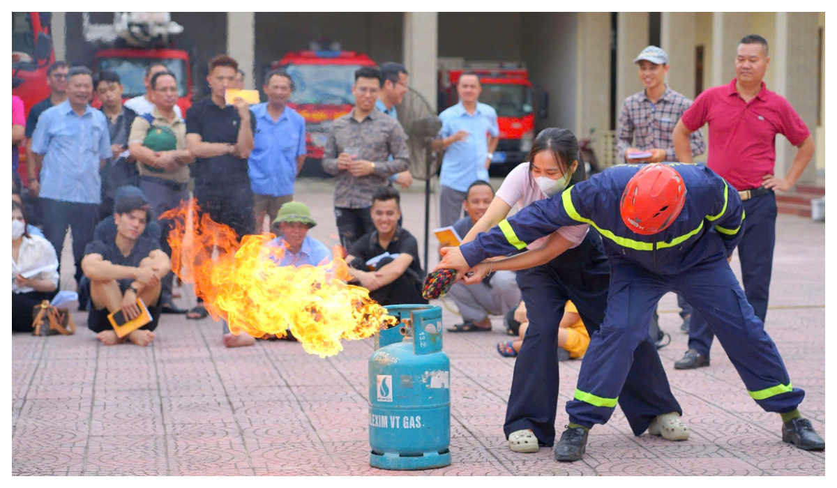 Công an tỉnh Nghệ An tổ chức chương trình tuyên truyền, trải nghiệm, thực hành kỹ năng chữa cháy và cứu nạn, cứu hộ