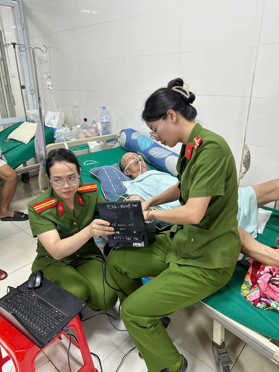 Tranh thủ ngày nghỉ đến tận bệnh viện làm thẻ căn cước cho bệnh nhân