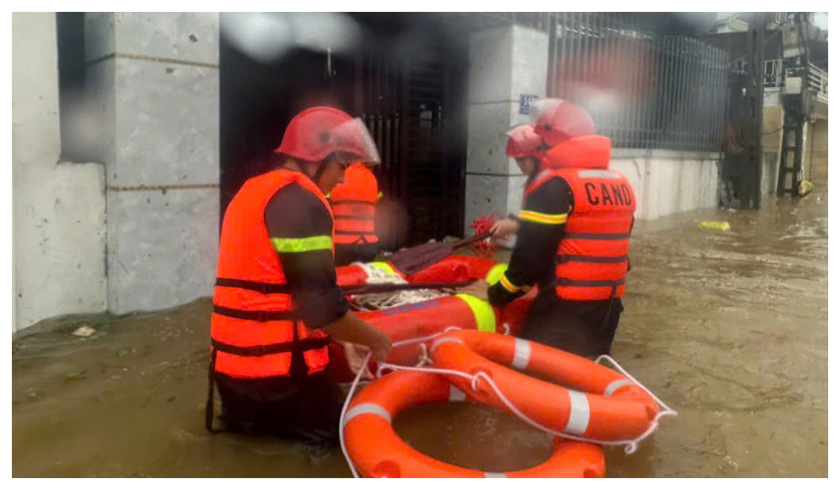 Cảnh sát PCCC&CNCH Công an Nghệ An nỗ lực cứu nạn, cứu hộ trong bão số 10