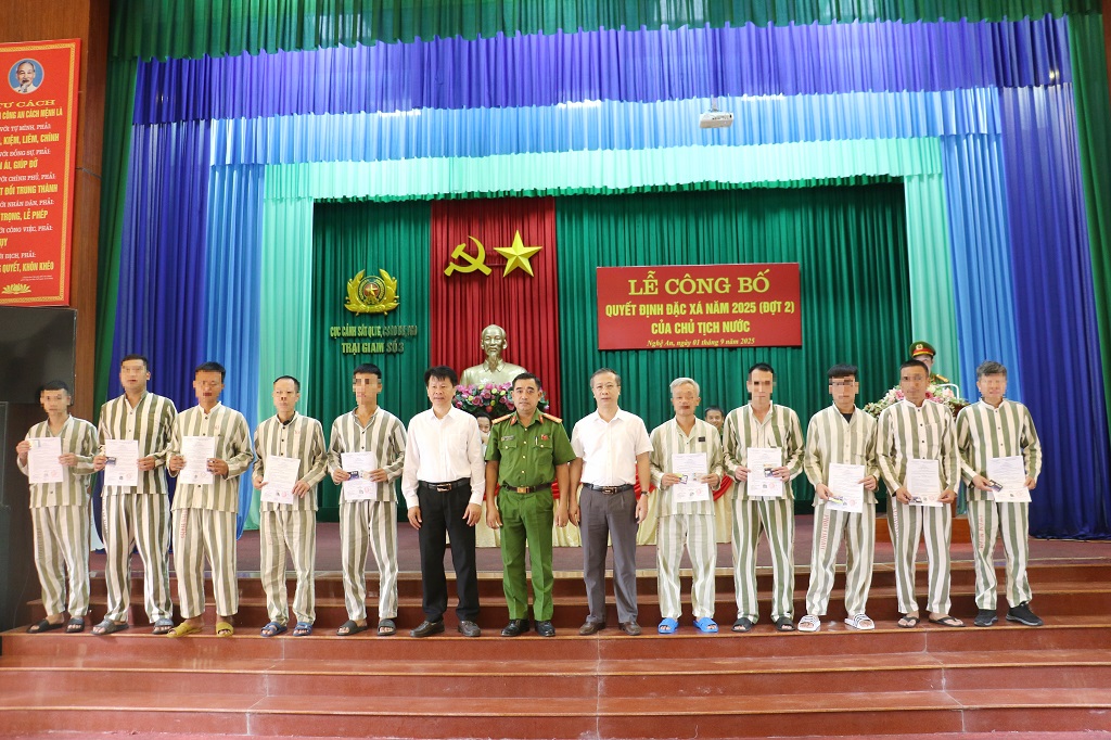 Trao quyết định đặc xá của Chủ tịch nước, thẻ căn cước công dân và 01 thẻ sim Mobiphone cho các phạm nhân được đặc xá lần này