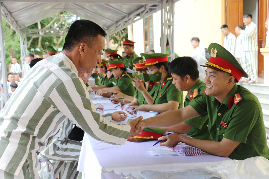 Sau khi nhận Quyết định đặc xá, các phạm nhân được cán bộ Trại Tạm giam cấp căn cước, chứng chỉ nghề và hỗ trợ kinh phí đi đường    