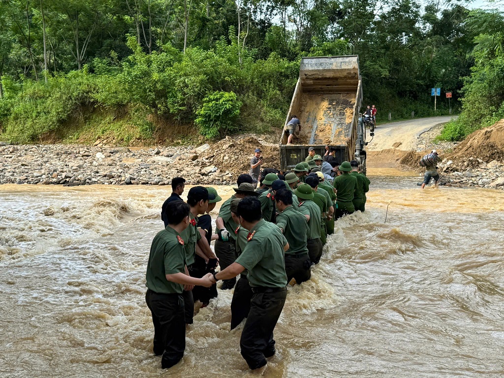 Lực lượng Công an hỗ trợ người dân trong bão lũ