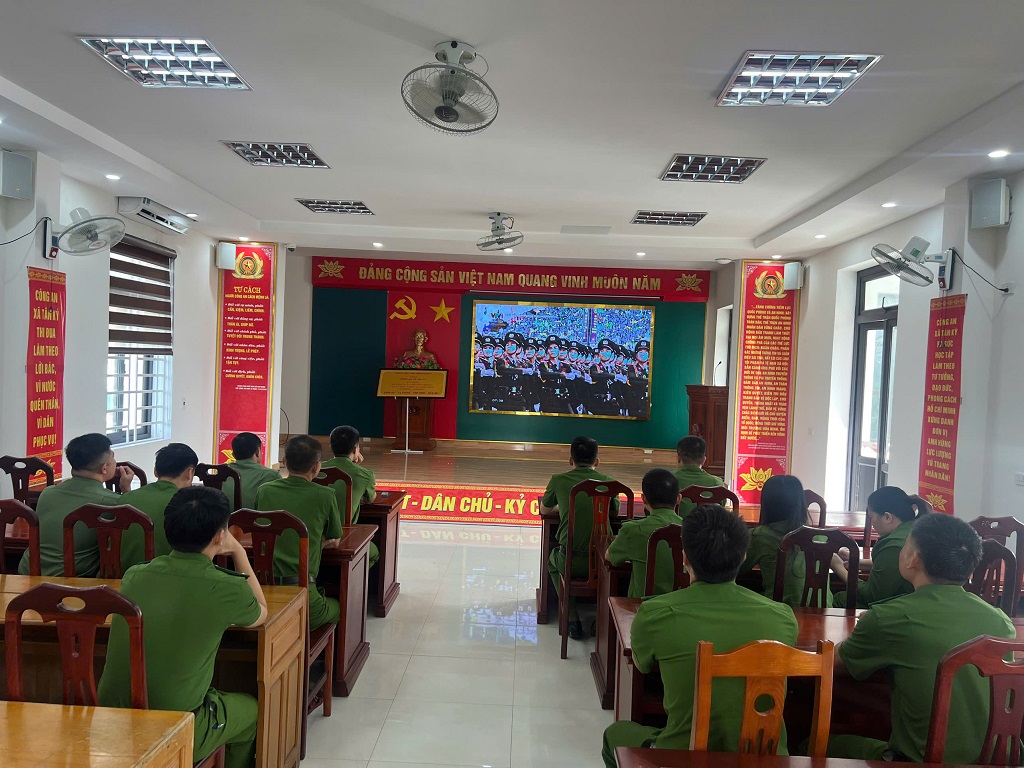 Không chỉ tại trụ sở Công an tỉnh, cán bộ, chiến sĩ Công an tại các xã, phường theo dõi Lễ kỷ niệm với niềm xúc động, tự hào