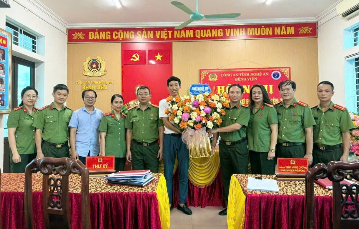 VNPT Nghệ An tặng hoa chúc mừng Bệnh viện Công an tỉnh đưa vào triển khai bệnh án điện tử 