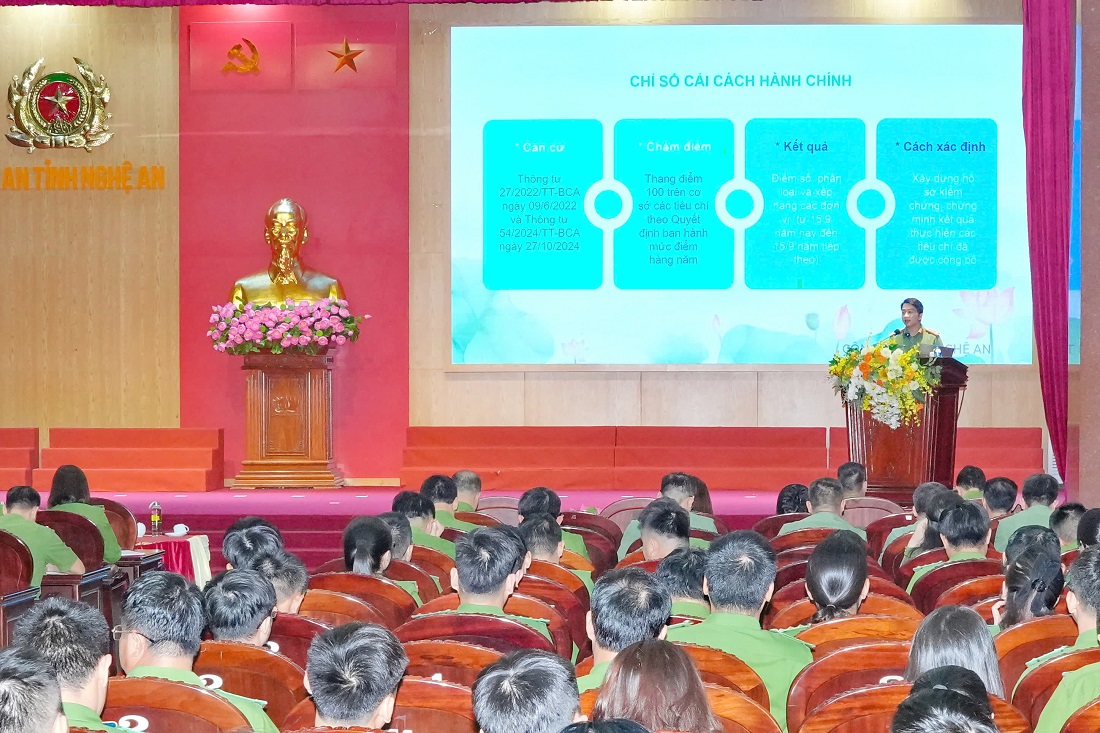 Cán bộ phụ trách chuyên đề Cải cách hành chính, Phòng Tham mưu triển khai tập huấn