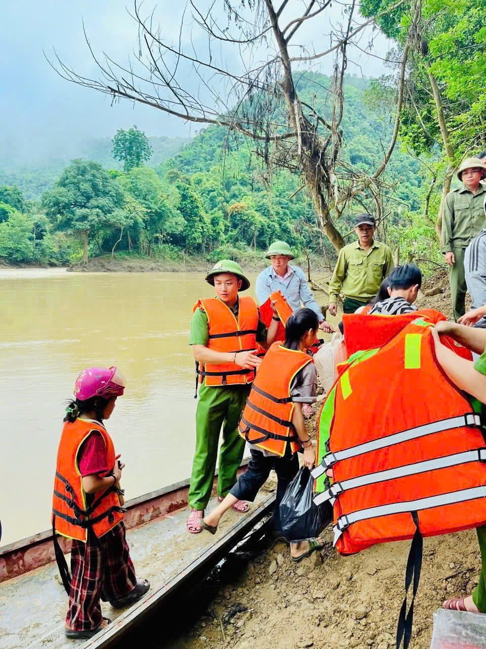 Hơn 400 em nhỏ được Công an xã Lượng Minh hỗ trợ tới trường