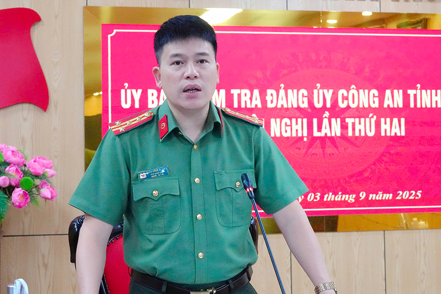 Đồng chí Đại tá Trần Hồng Quang, Phó Giám đốc Công an tỉnh phát biểu tại Hội nghị