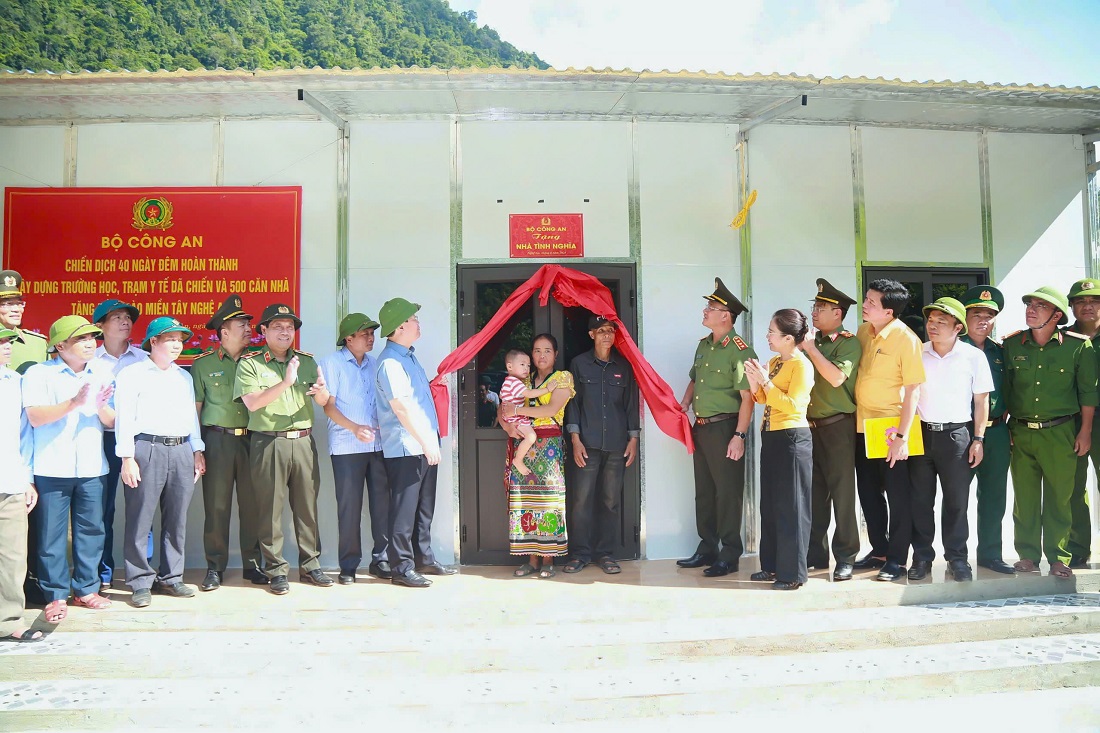 Bộ Công an trao nhà cho gia đình anh Lô Văn Bún (một trong những hộ dân thuộc xã Mỹ Lý bị lũ cuốn trôi nhà hoàn toàn)