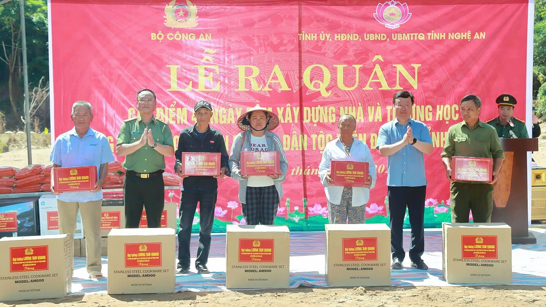 Đồng chí Thượng tướng Phạm Thế Tùng, Ủy viên Ban Thường vụ Đảng ủy Công an Trung ương, Thứ trưởng Bộ Công an trao quà của đồng chí Bộ trưởng Bộ Công an tặng các hộ dân trên địa bàn xã Mỹ Lý