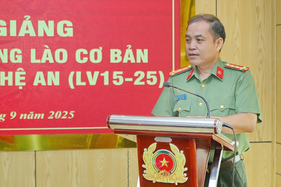 Đồng chí Đại tá Lê Quang Vịnh, Phó Giám đốc Học viện Quốc tế phát biểu khai giảng lớp học