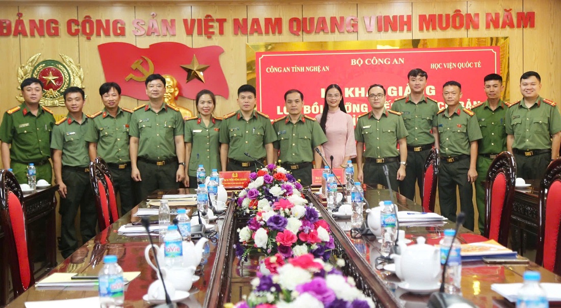 Đại biểu và học viên chụp ảnh lưu niệm