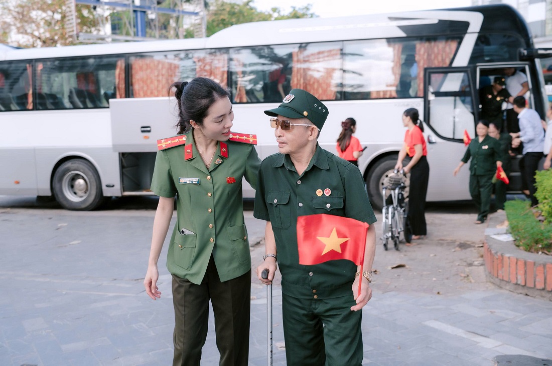 Ban Phụ nữ Công an tỉnh hỗ trợ các bác là cựu chiến binh, thương bệnh binh vào rạp chiếu phim