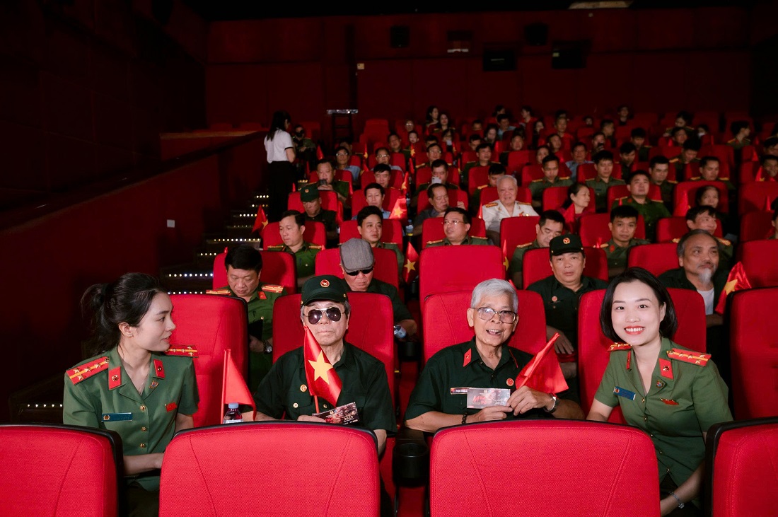 Các cựu chiến binh, thương bệnh binh tại Trung tâm Thương binh tâm thần kinh Nghệ An rất hào hứng, vui vẻ khi được xem phim “Mưa đỏ”