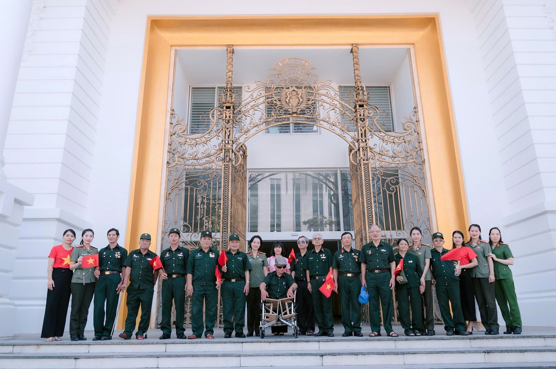 Hội phụ nữ Công an tỉnh chụp ảnh lưu niệm cùng các cựu chiến binh, thương bệnh binh tại Trung tâm Thương binh tâm thần kinh Nghệ An