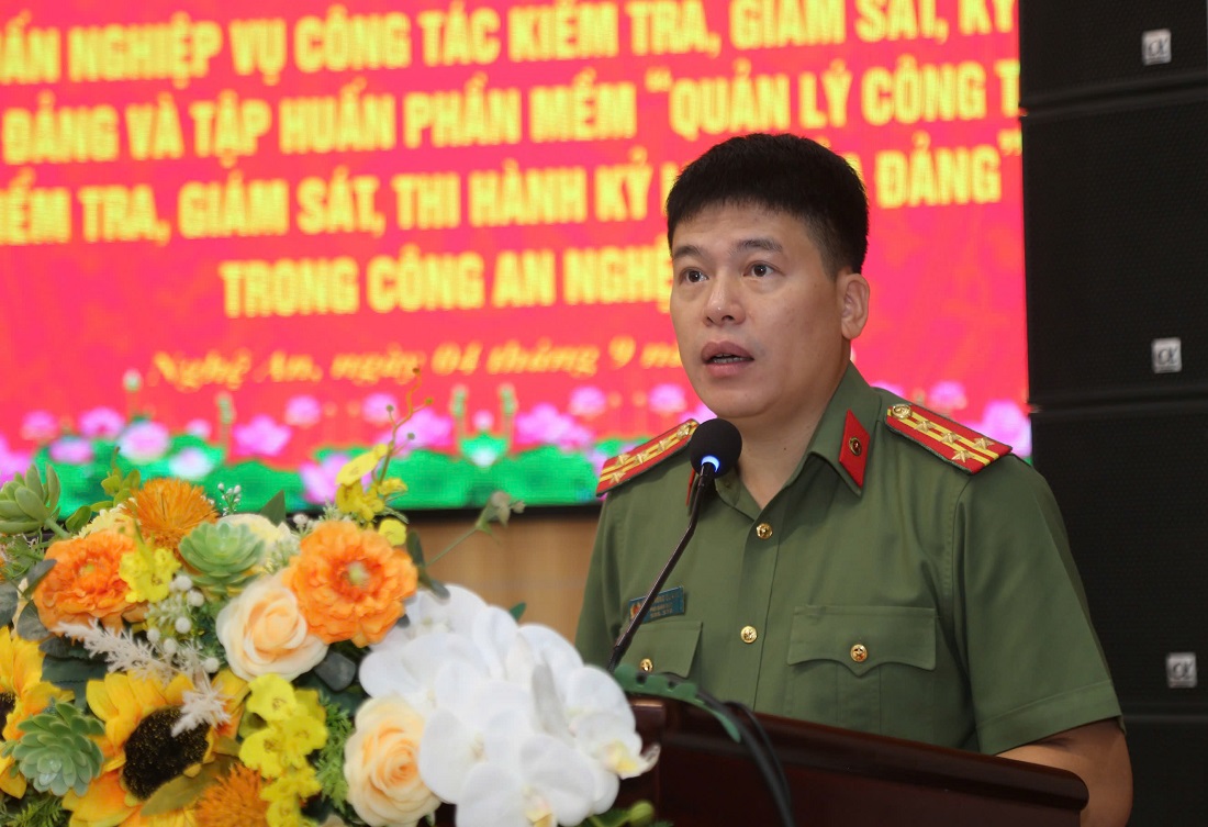 Đồng chí Đại tá Trần Hồng Quang, Phó Bí thư Đảng ủy, Phó Giám đốc, Chủ nhiệm UBKT Đảng ủy Công an tỉnh phát biểu tại Hội nghị