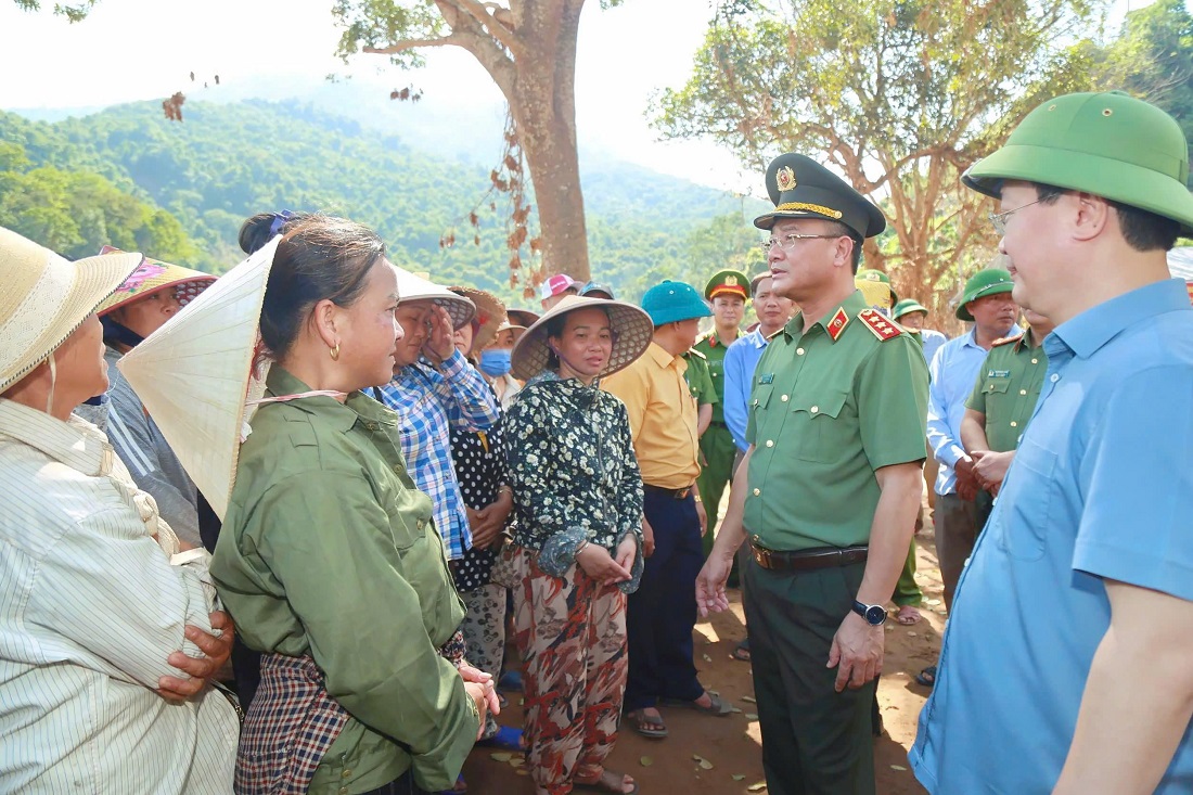 Trước đó, đồng chí Thượng tướng Phạm Thế Tùng, Ủy viên Ban Thường vụ Đảng ủy Công an Trung ương, Thứ trưởng Bộ Công an đã trực tiếp có thăm hỏi, động viên người dân và phát động Lễ ra quân xây dựng nhà và trường học tặng đồng bào và con em các dân tộc trên địa bàn tỉnh Nghệ An