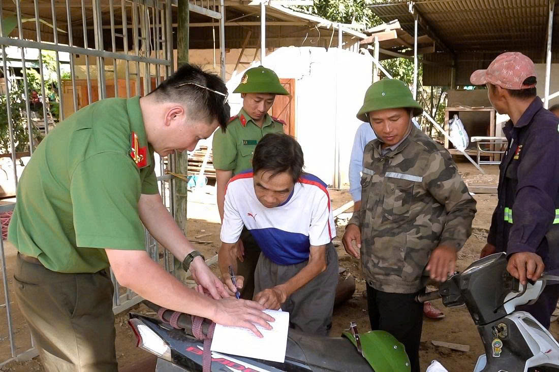 Các tổ công tác khảo sát các vị trí xây dựng nhà ở với quyết tâm sớm hoàn thành mục tiêu theo chủ trương của Bộ Công an