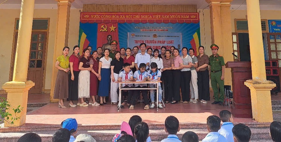 Công an xã Hưng Nguyên Nam phối hợp với Trường THCS Xuân Lam ký cam kết về An toàn giao thông, phòng, chống pháo nổ