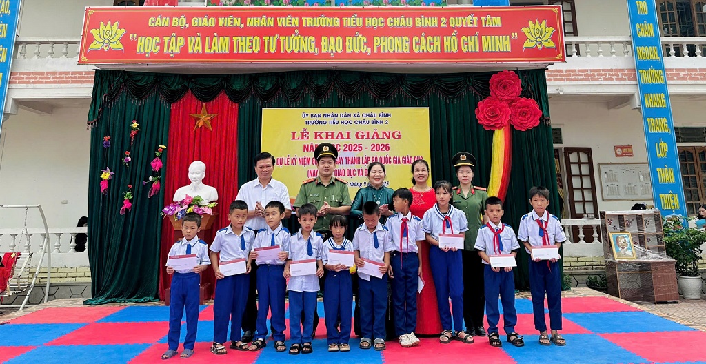 Công an xã Châu Bình phối hợp với ngân hàng Agribank Chi nhánh Quỳ Châu tổ chức tặng quà cho 10 em học sinh nghèo vượt khó tại trường tiểu học Châu Bình 2, mỗi suất quà trị giá 500.000đ