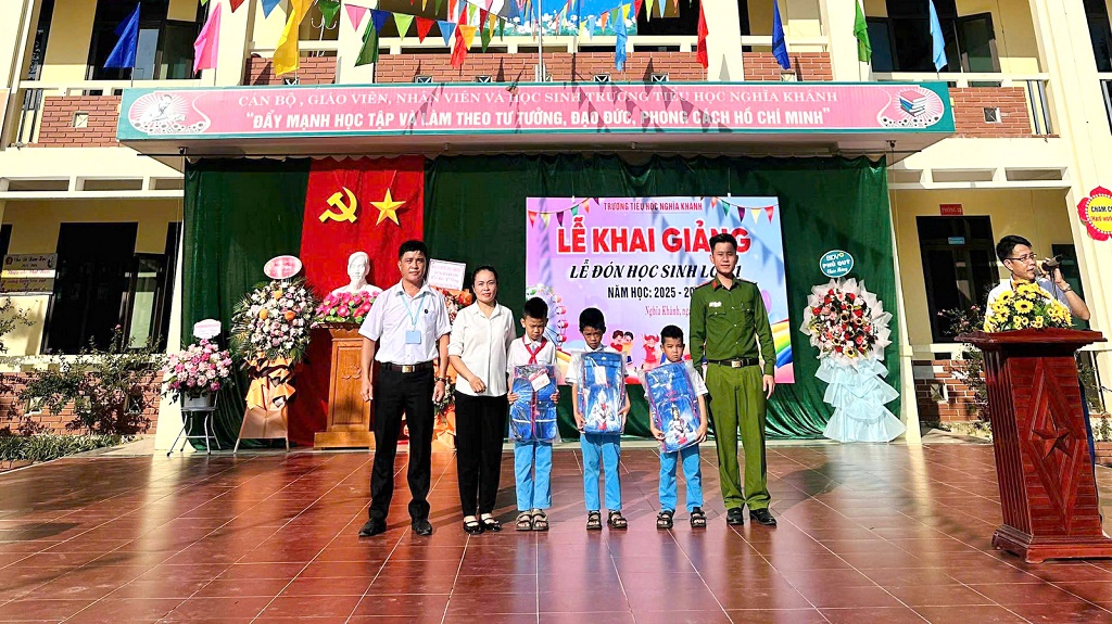 Công an xã Nghĩa Khánh tặng 20 suất quà cho các em học sinh trên địa bàn, mỗi suất quà trị giá 500.000đ cùng 5 chiếc xe đạp cho các em học sinh có hoàn cảnh khó khăn.