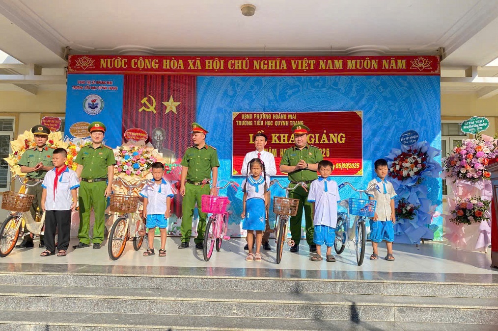 Công an phường Hoàng Mai trao tặng 05 chiếc xe đạp cho các em học sinh có hoàn cảnh khó khăn vươn lên học giỏi và 17 phần quà các em học sinh có thành tích tốt trong học tập.