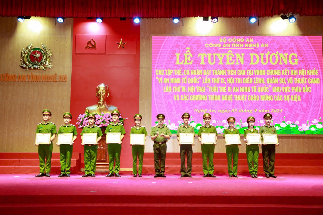 Đồng chí Đại tá Trần Hồng Quang, Phó Giám đốc Công an tỉnh trao Giấy khen của Giám đốc Công an tỉnh tặng các cá nhân tiêu biểu của Đoàn Nghệ thuật quần chúng Công an tỉnh