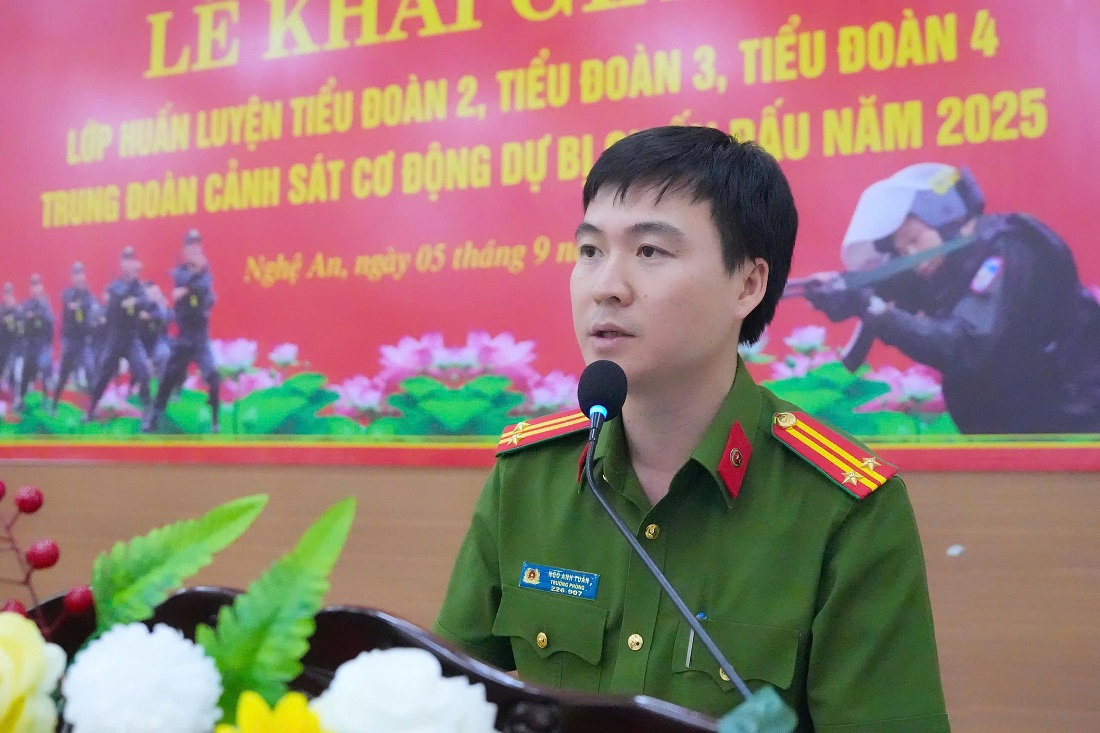 Đồng chí Trung tá Ngô Anh Tuấn, Trưởng phòng Cảnh sát cơ động Công an tỉnh phát biểu tại buổi lễ